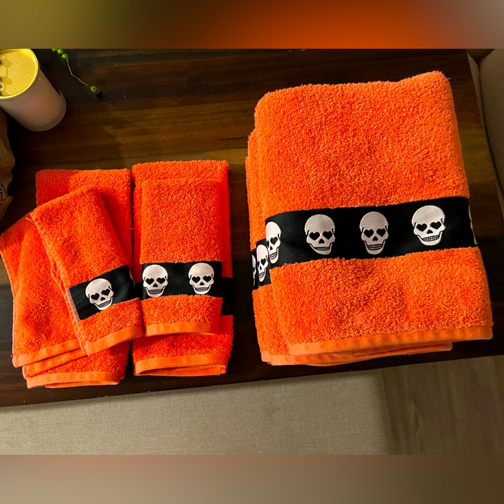 Betsey Johnson skull bath towels set